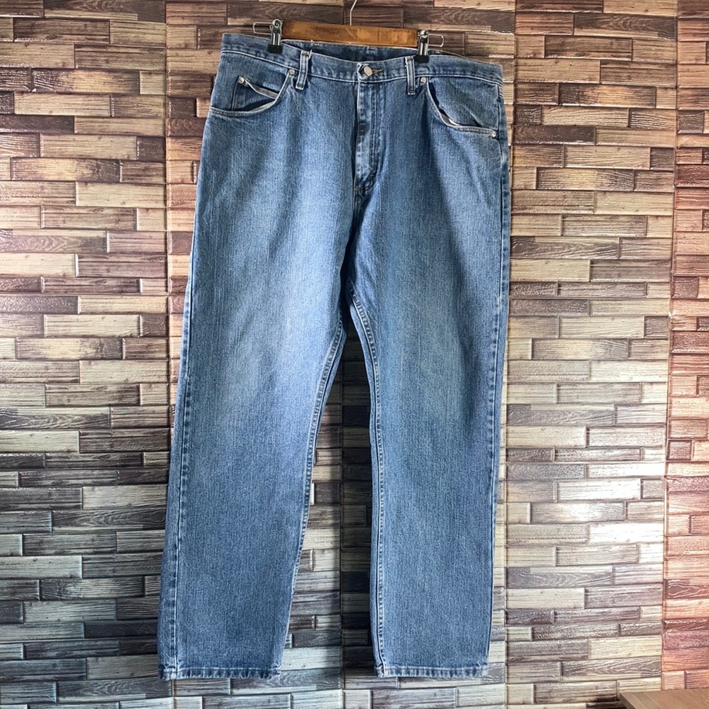 Mens EUC Wrangler Relaxed Fit Jeans Size 38x32